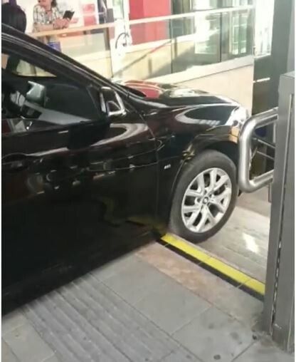 Das Auto wäre fast in der Unterführung gelandet. Instagram