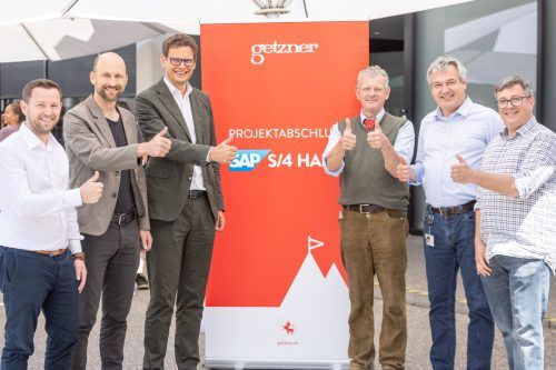 Mit der Umstellung auf SAP S/4HANA konnte bei Getzner ein weiterer Meilenstein im Bereich Digitalisierung erreicht werden (v.l.): CFO Martin Frick, Oskar Eller (Leitung IT Finance & Administration), CEO Roland Comploj, CTO Rolf Gottmann, Oliver Ernst (Leitung Konzerninformatik), Robert Getzner (Projektleitung S/4HANA) FA