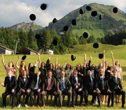 Mit der Zeugnisverteilung wurden aus Maturantinnen und Maturanten Absolventinnen und Absolventen, die ein letztes Mal gemeinsam die Maturakäpple in den Abendhimmel warfen. STP