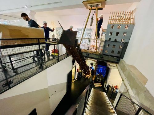 Mit einem Spezialgerät wurde der Telegrafenmast errichtet. vn/he