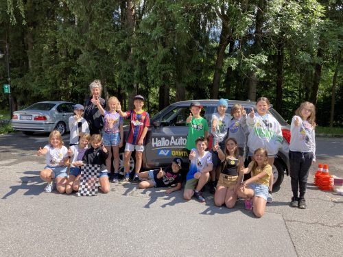 Mit einem umgebauten Auto durften die Kinder selbst den Bremsweg testen. str