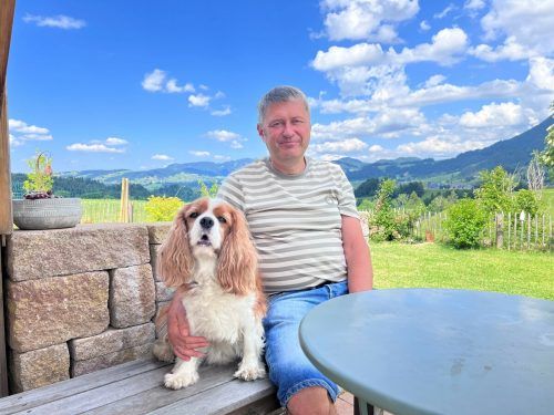 Mit seinem Hund Bruno verbindet Michael Hamel eine tiefe Freundschaft. Sie sind auch sportlich unterwegs.