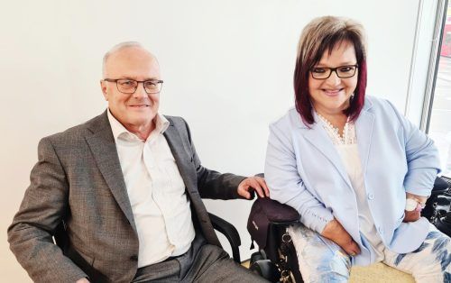 Moderatorin Marianne Hengl setzt sich für Menschen mit Beeinträchtigung ein. Im neuen Serienteil „LICHTblicke“ begrüßt sie Psychiater Reinhard Haller. Andrea Lindner