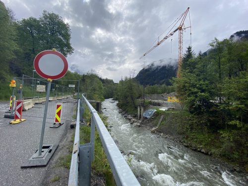 Momentan kann man nicht über die Valiserabahnstraße zur Seilbahnstation gelangen. VN/JUN