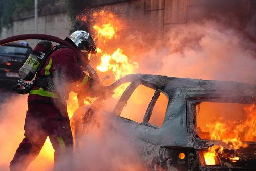 Mülltonnen und Autos wurden in Brand gesteckt. Die Regierung hat am Mittwoch erhöhte Sicherheitsvorkehrungen angekündigt.  AFP