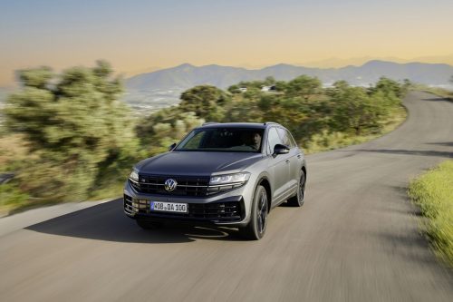 Nach den Standardvarianten des VW Touareg erhält nun auch das R-Modell ein Lifting. Der 462 PS starke Plug-in-Hybrid auf Basis des 3,0-Liter-Sechszylinder-Benziners bleibt unverändert, neu hingegen sind serienmäßige LED-Matrix-Scheinwerfer, das beleuchtete Markenlogo am Heck sowie die Software des Infotainmentsystems. Darüber hinaus wurden Fahrwerk und Regelelektronik neu abgestimmt.