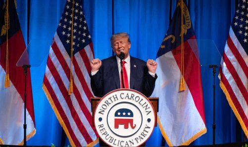 Nach der Anklage gegen Donald Trump in der Affäre um geheime Regierungsdokumente bezeichnete er das bei einer Wahlkampfveranstaltung als schrecklichen Machtmissbrauch und "politischen Auftragsmord". AFP