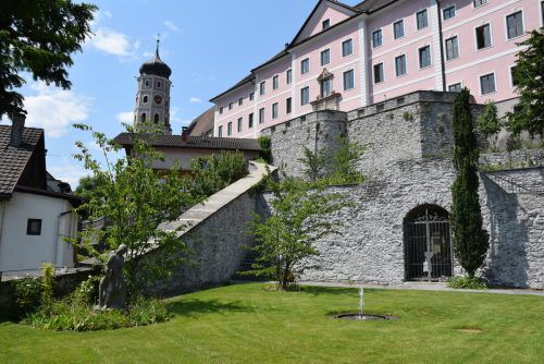 Nach der Fertigstellung übergibt und überlässt das Land Vorarlberg den neu gestalteten Schlossgarten der Stadt Bludenz als öffentlich zugängliche Parkanlage.  Stadt Bludenz