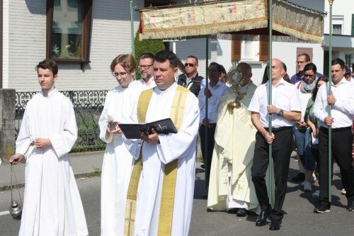 Nach der Festmesse in der Kirche St. Josef fand die Prozession bis zur Basilika statt. VN/TK (4)