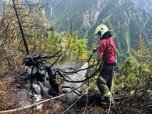Neben der Feuerwehr waren auch Bergretter bei den Löscharbeiten im Einsatz. chg