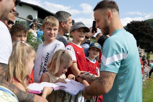 ÖFB-Star Marko Arnautovic nahm sich Zeit für Autogramme. apa