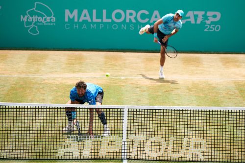 Philipp Oswald (hinten) und Robin Haase stehen beim ATP-250er-Rasenturnier auf Mallorca im Endspiel.  Quality Sport Images/Queimadelos