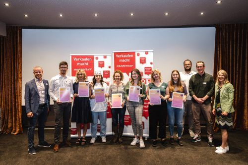 Premiere Jennifer Wolf (Juwelier Kopf, Götzis) und Johanna Gertschnig (Buch & Spiel, Feldkirch) konnten bei der Premiere des Smart Video Champion 2023 der Sparte Handel der WKV die Jury mit ihrem Gemeinschaftsprojekt überzeugen und sicherten sich den ersten Platz vor Nesil Mutlu und Jan Dirnbauer.  Nussbaumer