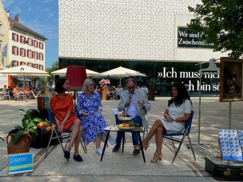 Projektleiterin Furtenbach, Stadträtin Berchtold, Minister Rauch und Vizebürgermeisterin Schoch im Freiluftwohnzimmer in Bregenz.  VN/RAM 