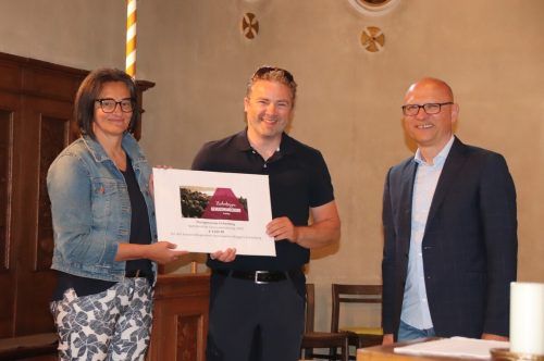 Renate Kühne und Edgar Hagspiel vom Krankenpflegeverein nahmen den Spendenscheck von über 3000 Euro von Stefan Moosbrugger, Pfarrgemeinderat, entgegen.  WAM (2)