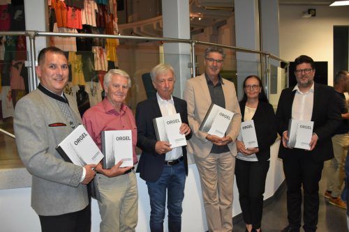 Richard Bilgeri, Wolfgang Schwärzler, Prof. Bruno Oberhammer, Dr. Rudolf Berchtel, Dr. Silvia Thurner, Prof. Clemens Morgenthaler mit den druckfrischen Büchern. ME