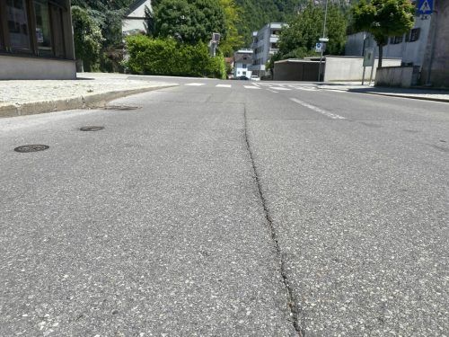 Risse und Unebenheiten auf den Straßen werden alsbald behoben. vn/jun