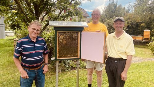 Robert Begle, Hubert Metzler und Hubert Jussel informierten über die Honigbiene und die Imkerei. Montiperle