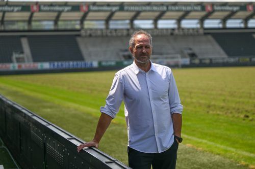 Roland Kirchler ist zurück in der Cashpoint Arena, die „Süd“ im Hintergrund. Für den Tiroler ist es ein großes Anliegen, die Fans mit auf die Reise zu nehmen. gepa