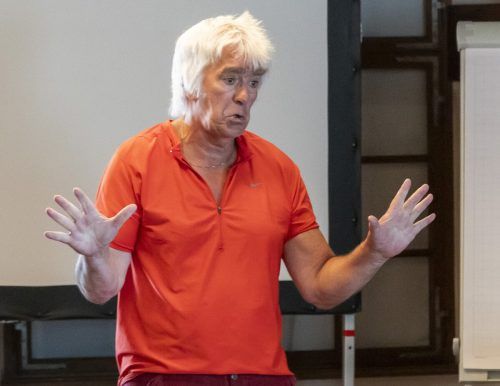 Rolf Barth verbindet seine Lesung mit Zauberei.  VN/PAULITSCH
