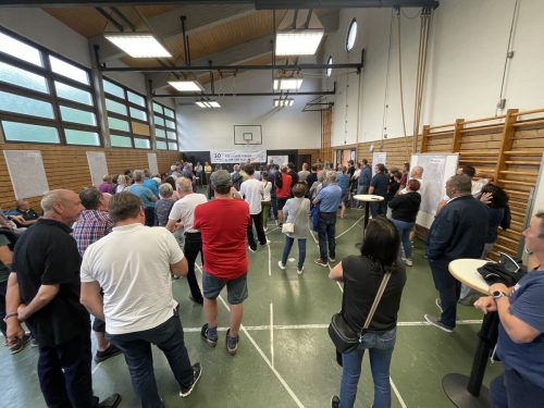 Rund 120 Besucherinnen und Besucher waren zur Informationsveranstaltung in den Turnsaal der Volksschule Fellengatter gekommen. VN/Hartmann