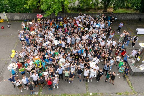 Rund 400 Schülerinnen und Schüler nahmen am Montag an der Schoolbiker-Abschlussveranstaltung teil.  VLK/Hofmeister