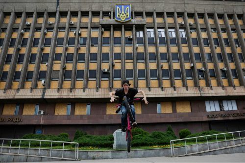 Rund um die Stadt Saporischschja verzeichnet die Ukraine Erfolge, dieser Mann tobt sich auf einem BMX aus.  AFP