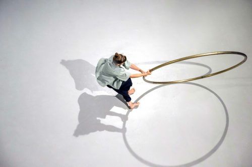Sandra Hanschitz präsentiert im Freudenhaus zeitgenössischen Circus aus Österreich. Caravan