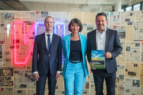 Schwarz auf weiß zeigt die Raiffeisen-Immostudie den Markt. V. l.: Ökonom Matthias Reith, Immo-GF Martina Rietzler und RLB-Vorstand Manfred Miglar. VN/Steurer