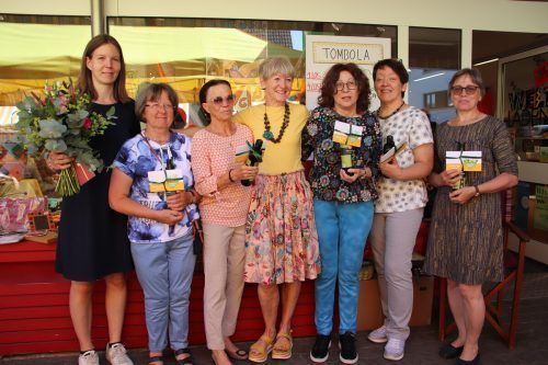 Simone Wolf (l.) bedankte sich beim Verkaufsteam des Weltladen Wolfurt. nam