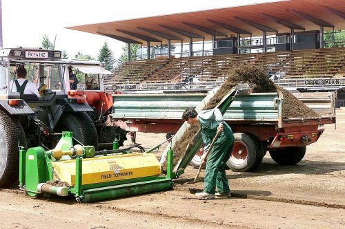 So wie damals im Jahr 2000 für den Rasen wird im Oktober das Spielfeld für eine Rasenheizung präpariert. zellhofer