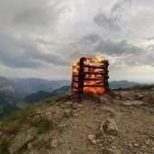 Bei Sonnwendfeuer in den Tod gestürzt