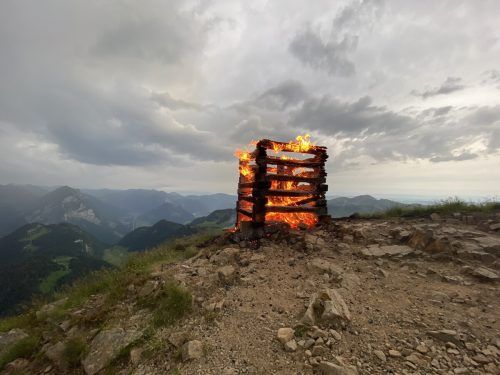 Sonnwendfeuer, wie hier am Diedamskopf, sind ein traditioneller Bestandteil des Vorarlberger Brauchtums.  VOL/MAyer