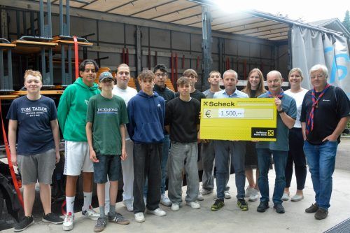 Stolz übergaben die Rankweiler Pfadfinder der Mittelschule Hasenfeld die Spende für die Transportkosten nach Rumänien.  bvs (2)