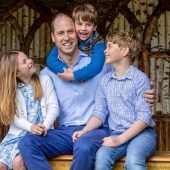 Strahlender Prinz William grüßt zum britischen Vatertag