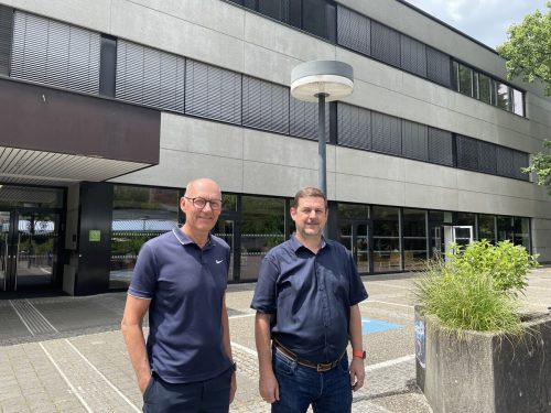 Titus Spiegel und Klaus König können am BG Blumenstraße von einem breit gefächerten Lernunterstützungsangebot berichten.  VN/MEF