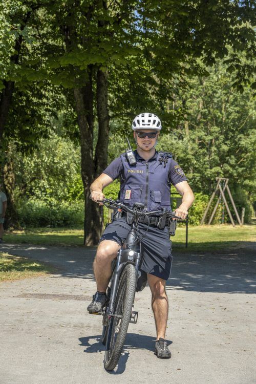 Tobias Gozzi setzt im Dienst gerne mal auf das Fahrrad. Auch privat tritt der 32-Jährige gern in die Pedale.  VN/Paulitsch