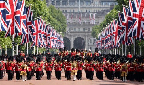 Über 1000 Soldaten, 200 Pferde und mehr als 200 Musiker werden heuer bei der „Trooping the colour“-Parade teilnehmen. ap