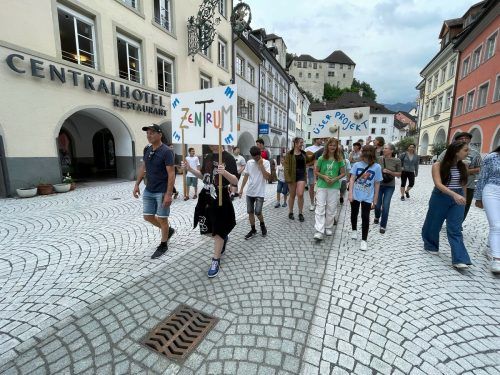 Über die Neustadt zogen die Schüler des Pädagogischen Förderzentrums zum Rathaus.  VN-HE