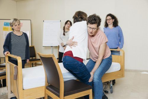 Unter Anleitung von Yvonne Fink-Larsen üben die Pflegeschüler das richtige und schonende Mobilisieren.  kh Dornbirn/mathis