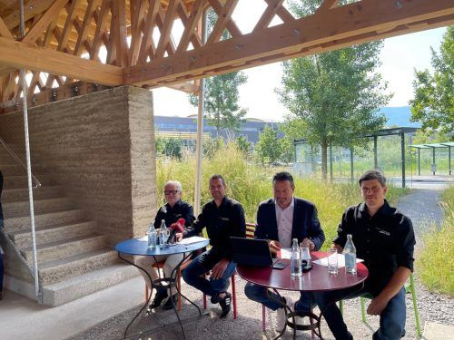 V. l.: Holzbaukunst-GF Matthias Ammann, Obmann Werner Flatz, Raiba-Vorstand Manfred Miglar und Innungsmeister Manuel Feuerstein im Haberkorn Pavillon. VN