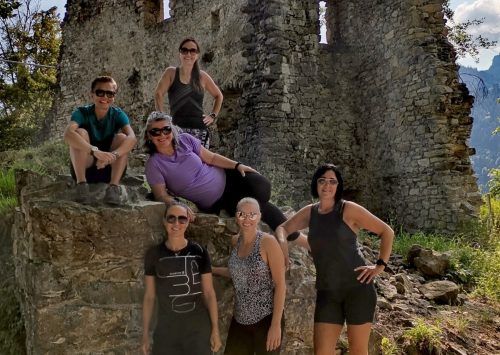 Viele Laufgruppen machten sich auf den Weg zur Ruine Alt-Ems, um die Aktion Schlossberg-Challenge 2023 zu unterstützen. 