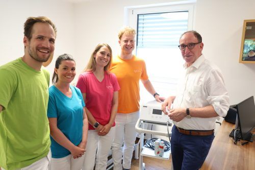 Vier der fünf Allgemeinärzte (v.l.: König, Tonko, Kreuzer, Grabher) führten den Gesundheitsminister durch Vorarlbergs erste Primärversorgungseinheit. VN/Hartinger