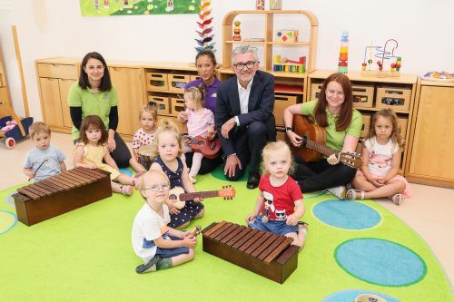 voestalpine-CEO Herbert Eibensteiner in der Kinderwelt.  Voest