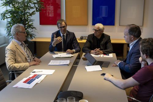 Vorstandsmitglied Christof Germann, Eigentümervertreter Landeshauptmann Markus Wallner und Aufsichtsratsvorsitzender Ludwig Summer (v. l.) verteidigen das Wirtschaften des Landesenergieversorgers. VN/Paulitsch