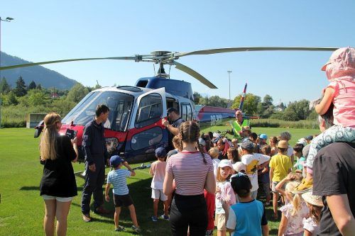 Wenn der Polizeihubschrauber kommt, dann gibt es für die Kinder am Sportplatz Mösle schnell kein Halten mehr.