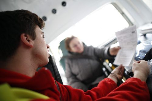 Sind Patienten im Besitz eines verordneten Transportscheins, müssen sie von einer Rettungsorganisation befördert werden. apa/hochmuth