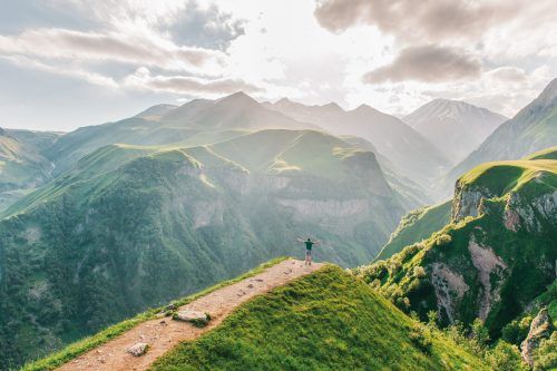 Wer gerne wandert, findet in Georgien augezeichnete Routen, die spektakuläre Blicke auf die Berge ermöglichen. GNTA (2)