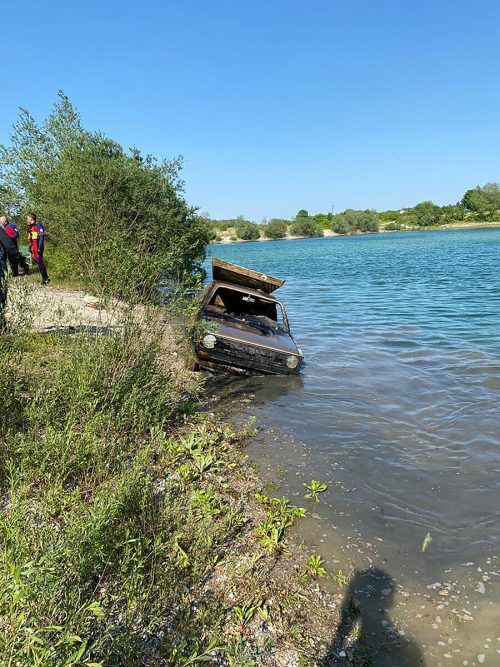 Wie und wann der Wagen mit Feldkircher Kennzeichen in den Badesee gelangte, wird derzeit ermittelt.  wasserwacht buch