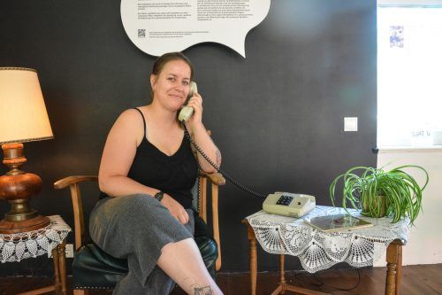 Will nicht, dass der Lustenauer Dialekt in Vergessenheit gerät: Sarah Hämmerle hat ein Tastentelefon umgebaut und mit Lustenauer Texten bespielt.  bvs